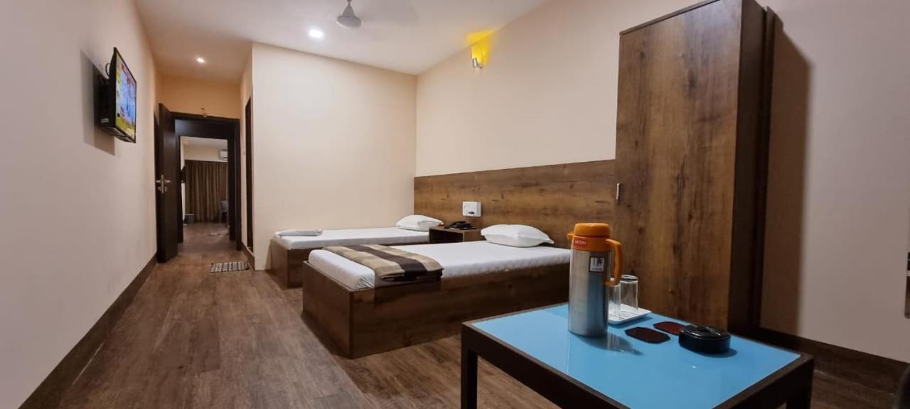 Hotel Flamingo Gāndhīdhām Екстериор снимка