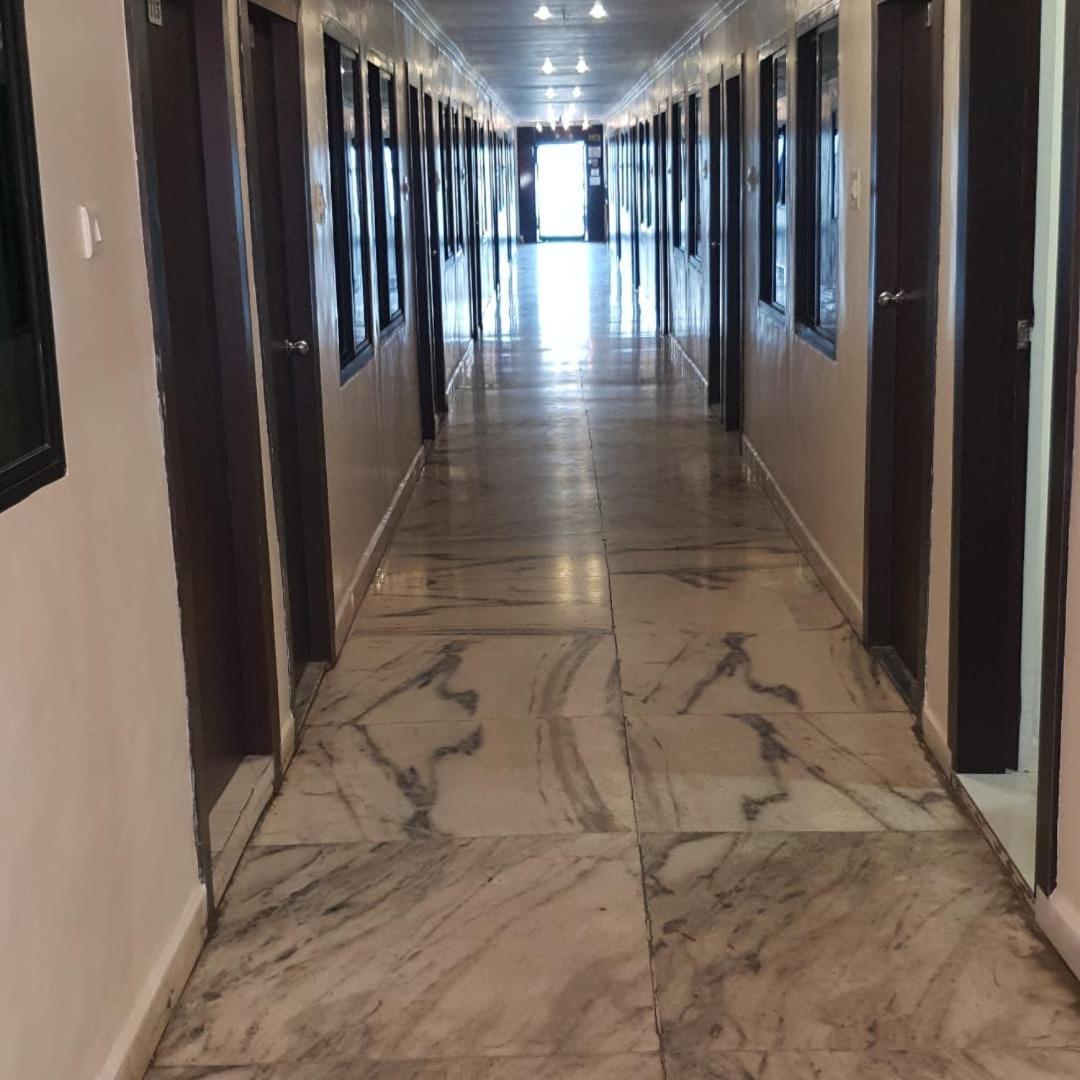 Hotel Flamingo Gāndhīdhām Екстериор снимка