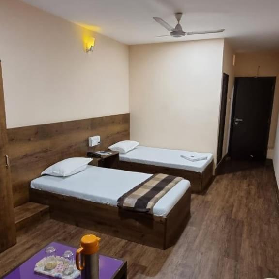 Hotel Flamingo Gāndhīdhām Екстериор снимка