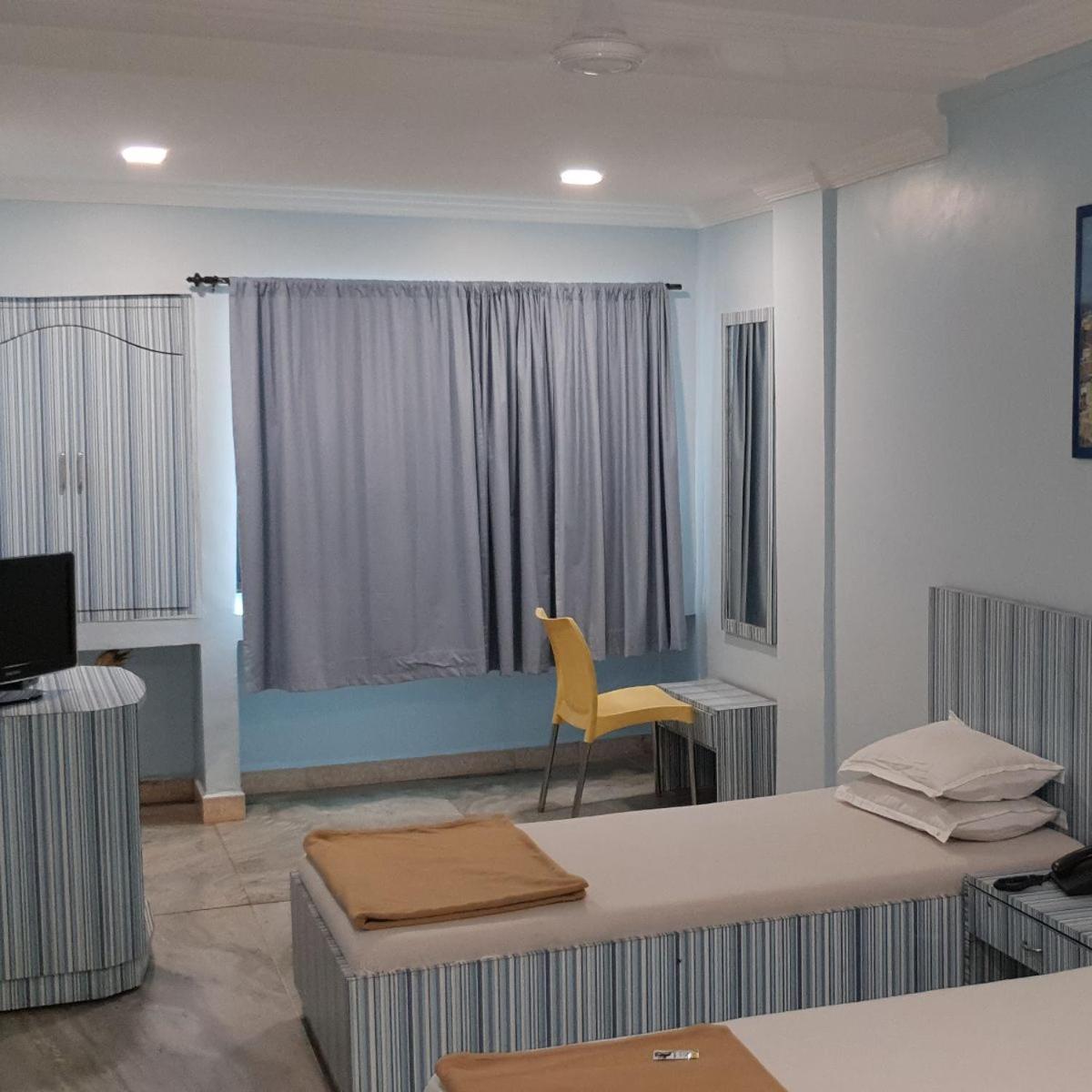 Hotel Flamingo Gāndhīdhām Екстериор снимка