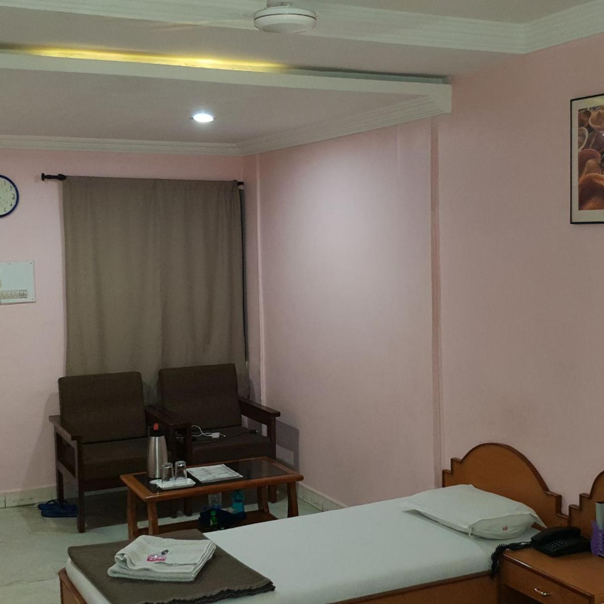Hotel Flamingo Gāndhīdhām Екстериор снимка