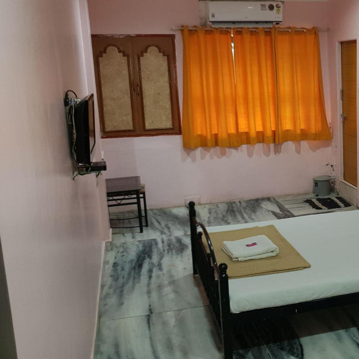 Hotel Flamingo Gāndhīdhām Екстериор снимка