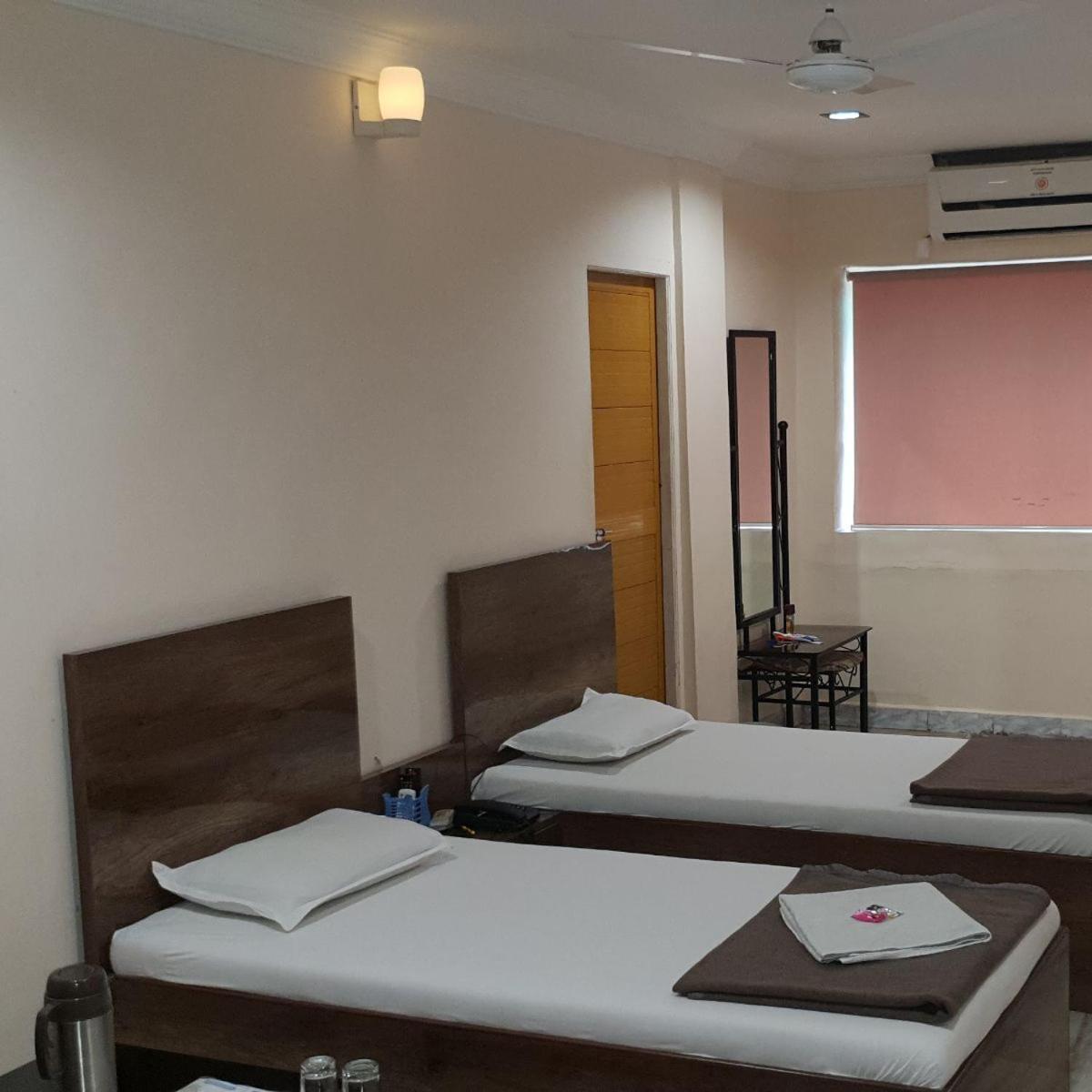 Hotel Flamingo Gāndhīdhām Екстериор снимка